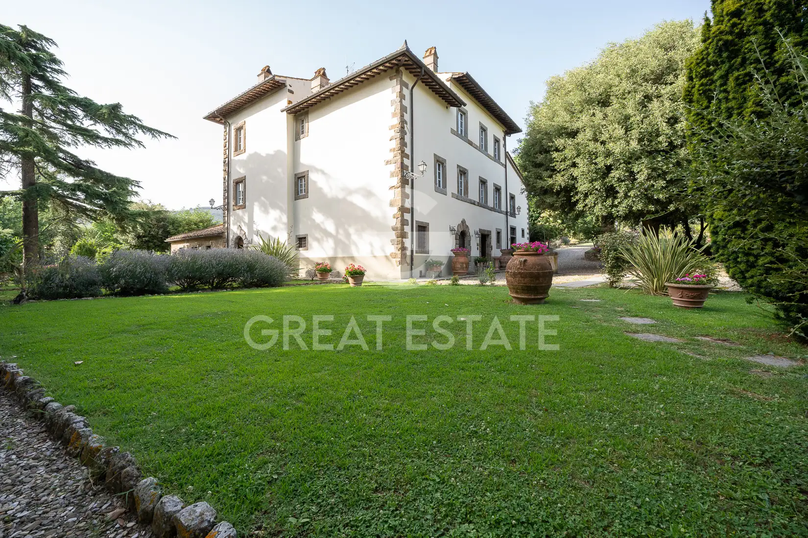 House 1075m² in Italy, Arezzo. Priced at 3500000€ rent photo-10