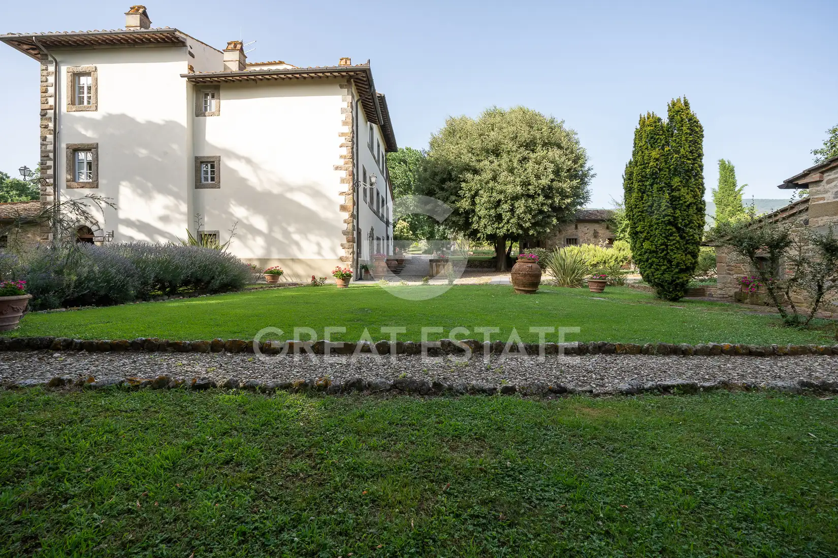 House 1075m² in Italy, Arezzo. Priced at 3500000€ rent photo-12