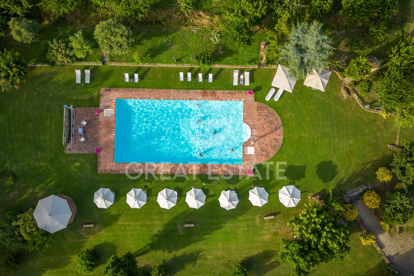 House 1075m² in Italy, Arezzo. Priced at 3500000€ rent photo-11
