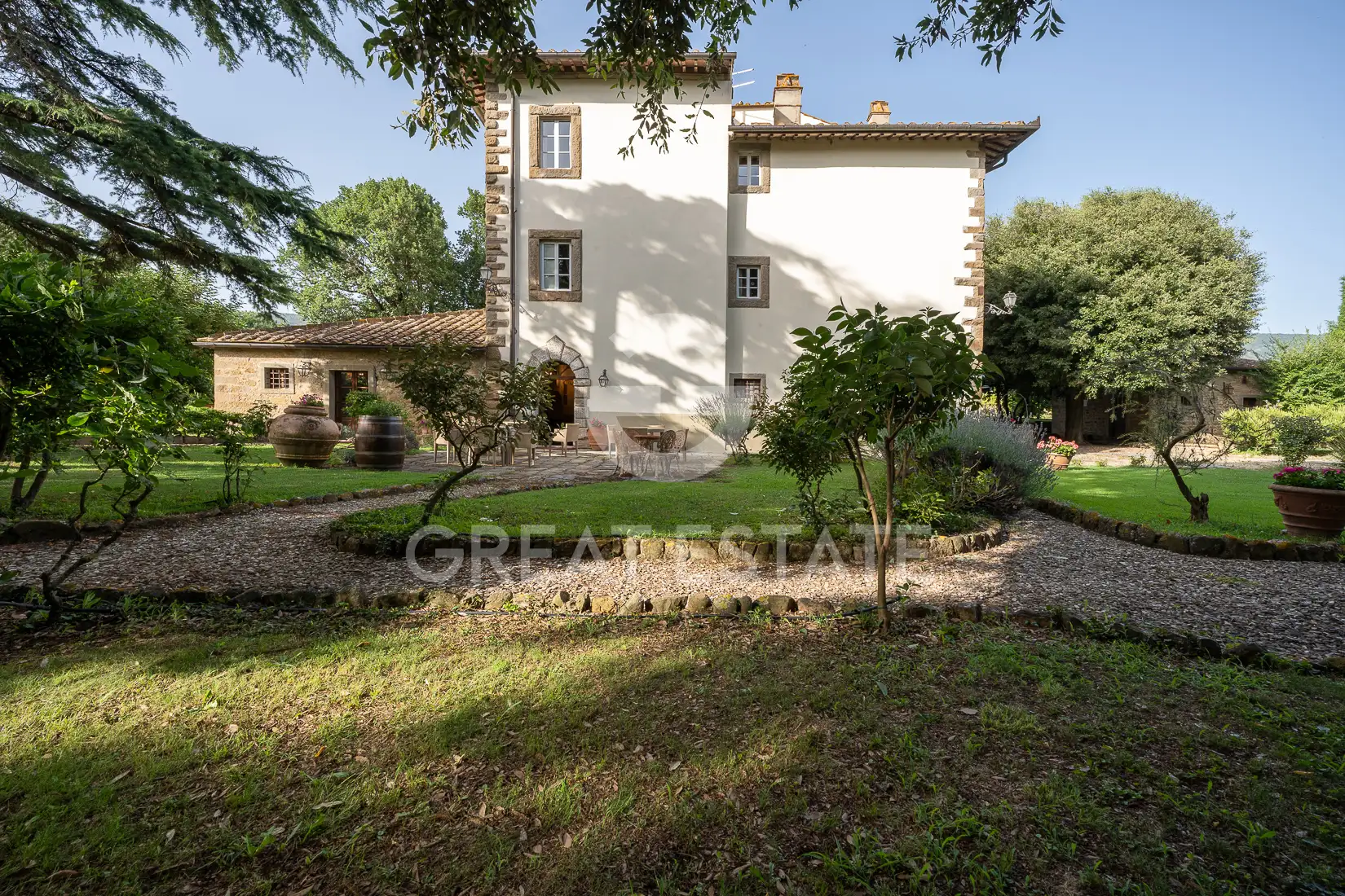 House 1075m² in Italy, Arezzo. Priced at 3500000€ rent photo-13