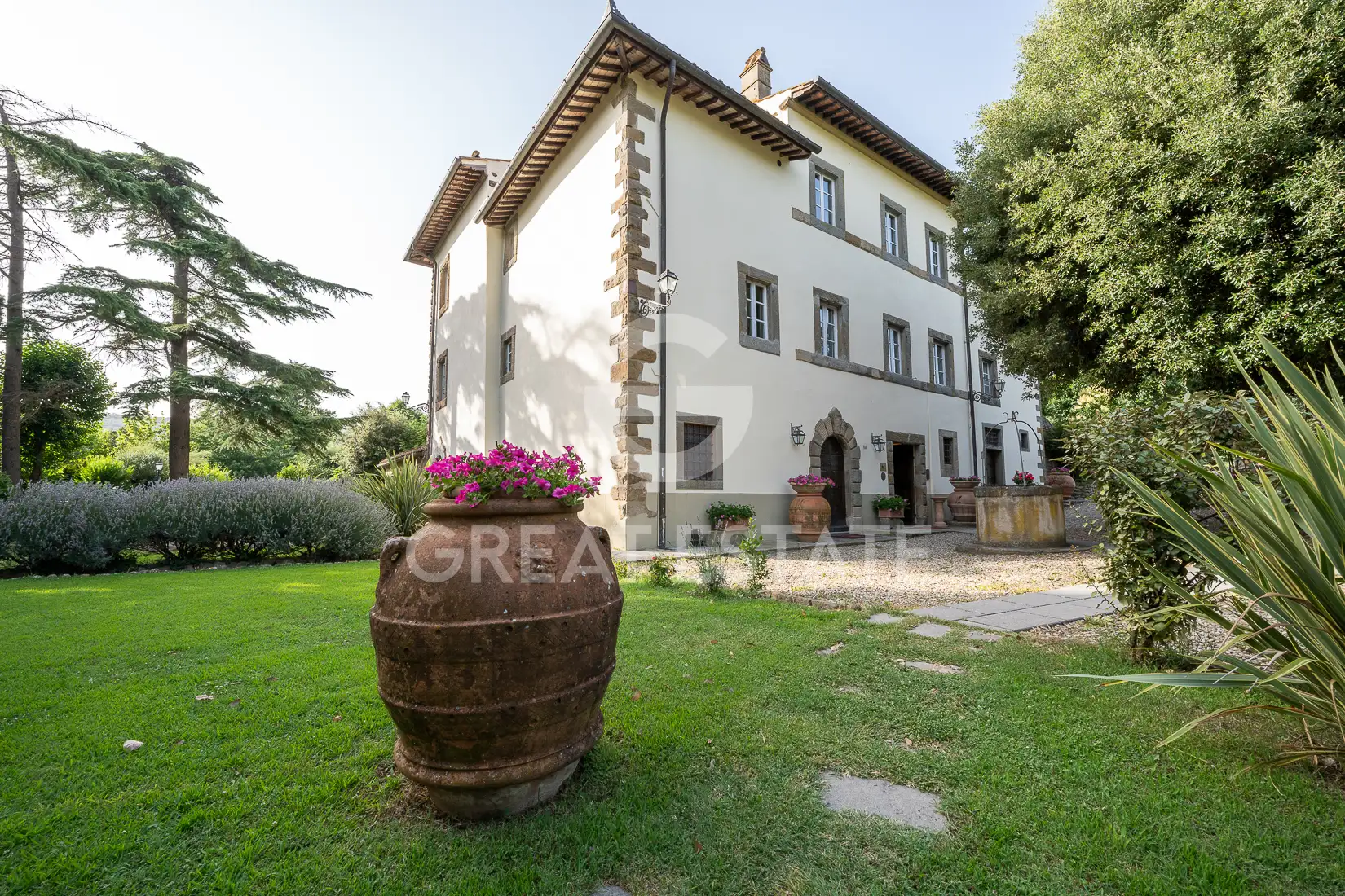 House 1075m² in Italy, Arezzo. Priced at 3500000€ rent photo-14