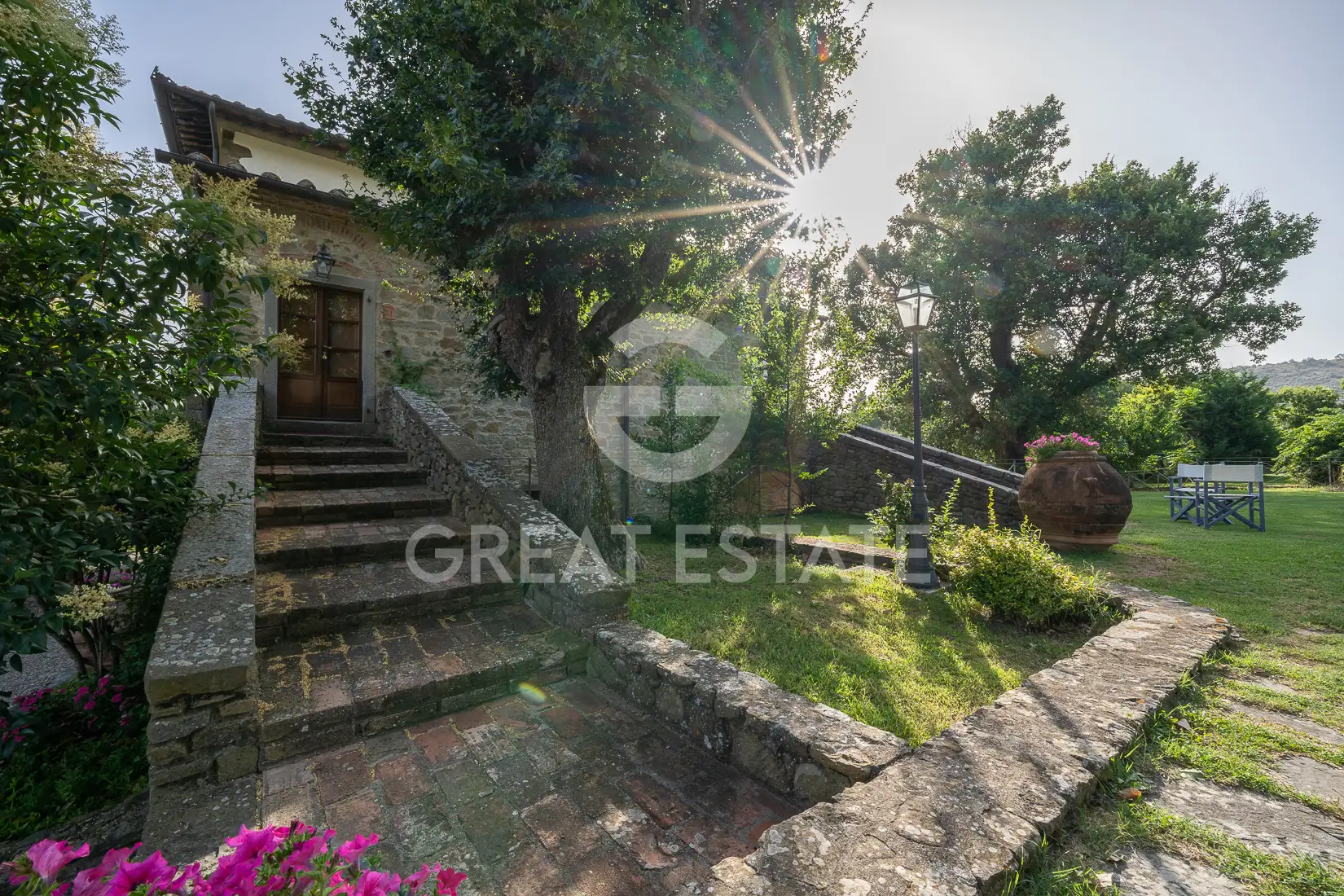 House 1075m² in Italy, Arezzo. Priced at 3500000€ rent photo-15