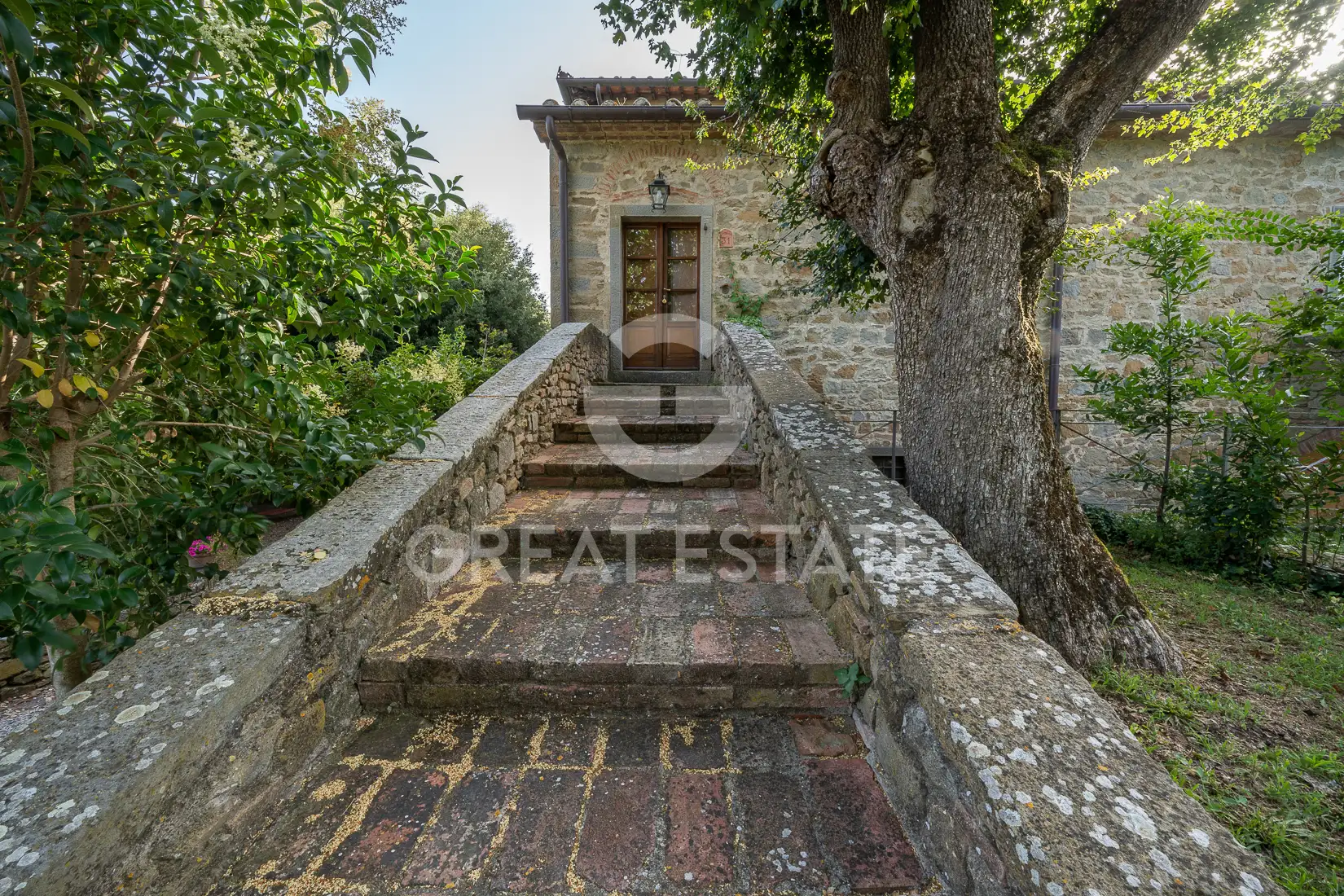 House 1075m² in Italy, Arezzo. Priced at 3500000€ rent photo-12