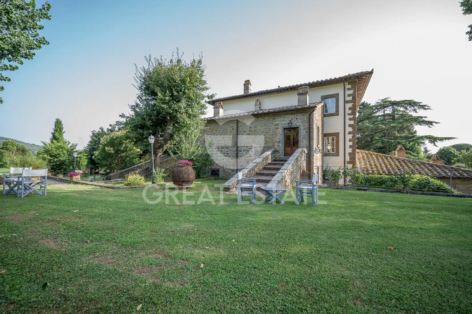 House 1075m² in Italy, Arezzo. Priced at 3500000€ rent photo-13
