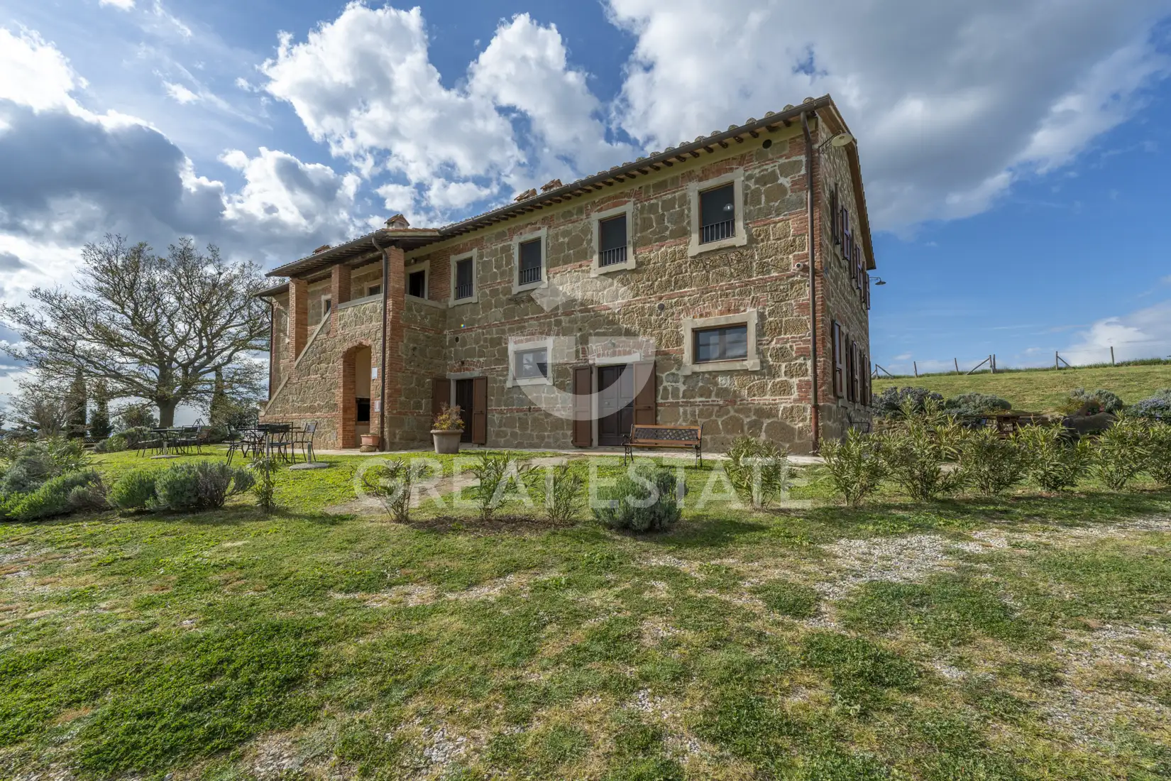 House 578m² in Italy, Siena. Priced at 2400000€ rent photo-11