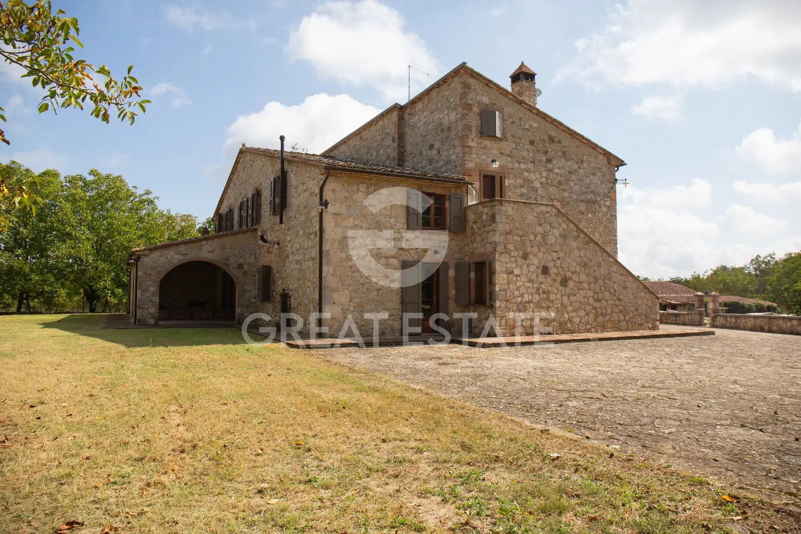 House 1348m² in Italy, Siena. Priced at 1950000€ rent photo-2