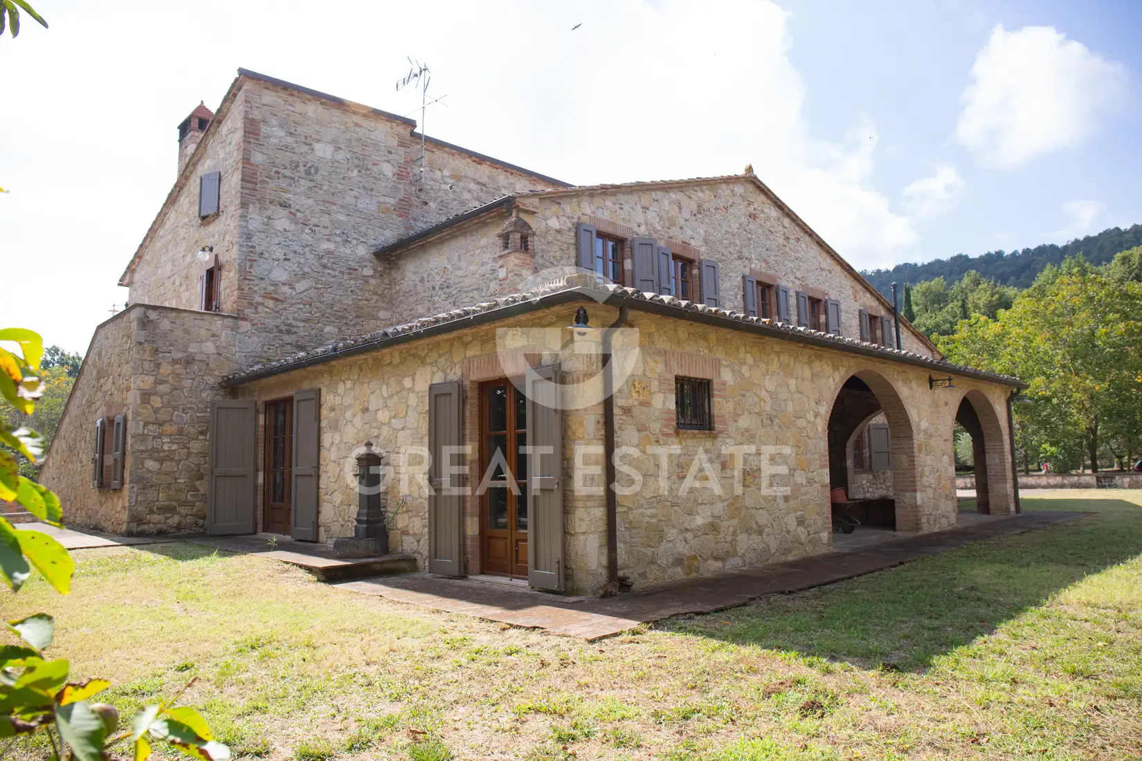 House 1348m² in Italy, Siena. Priced at 1950000€ rent photo-3