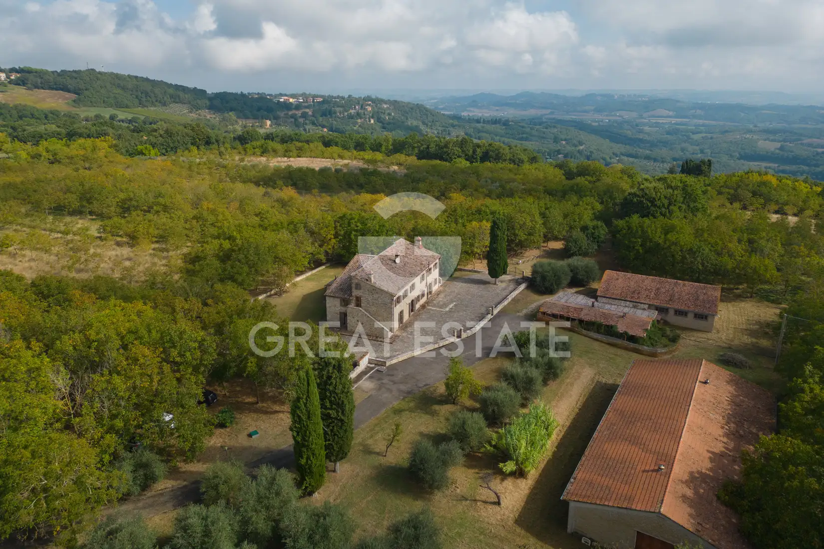 House 1348m² in Italy, Siena. Priced at 1950000€ rent photo-11