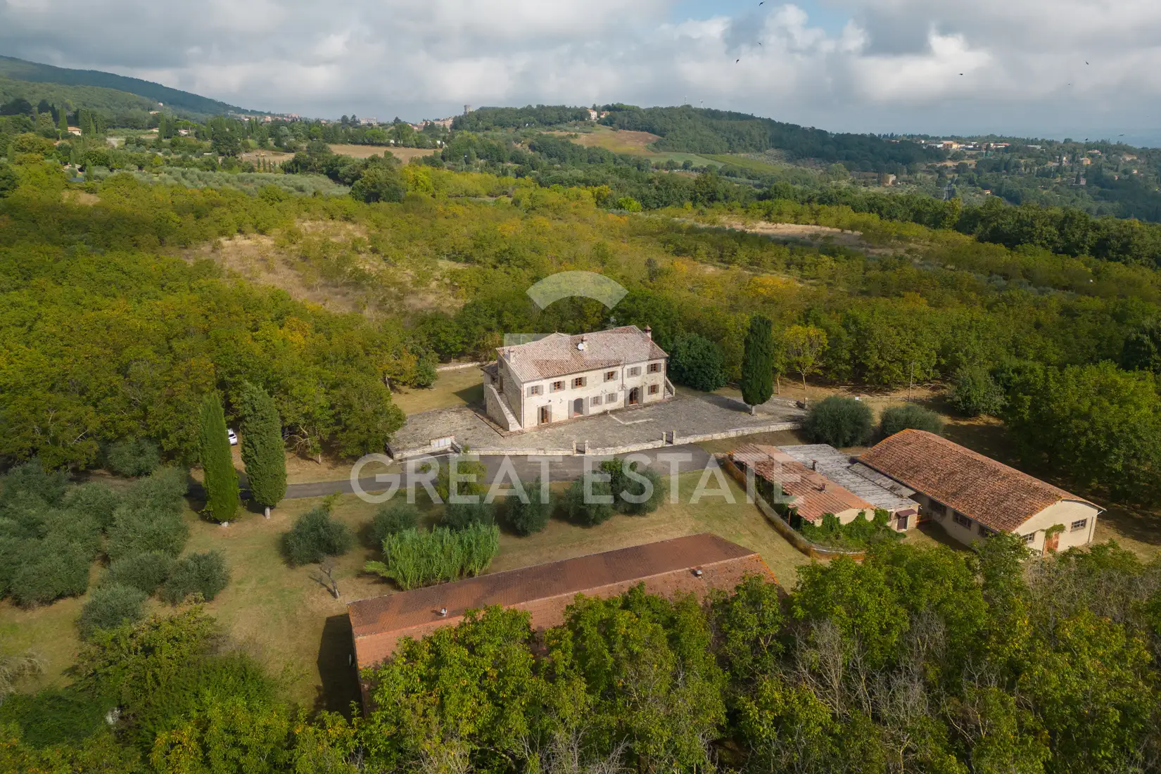 House 1348m² in Italy, Siena. Priced at 1950000€ rent photo-12
