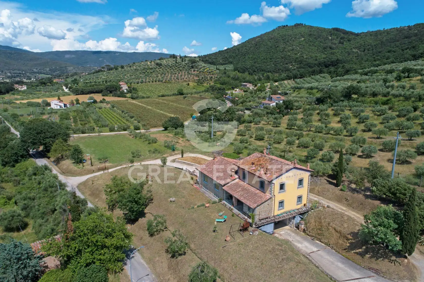 House 596m² in Italy, Arezzo. Priced at 1300000€ rent photo-3