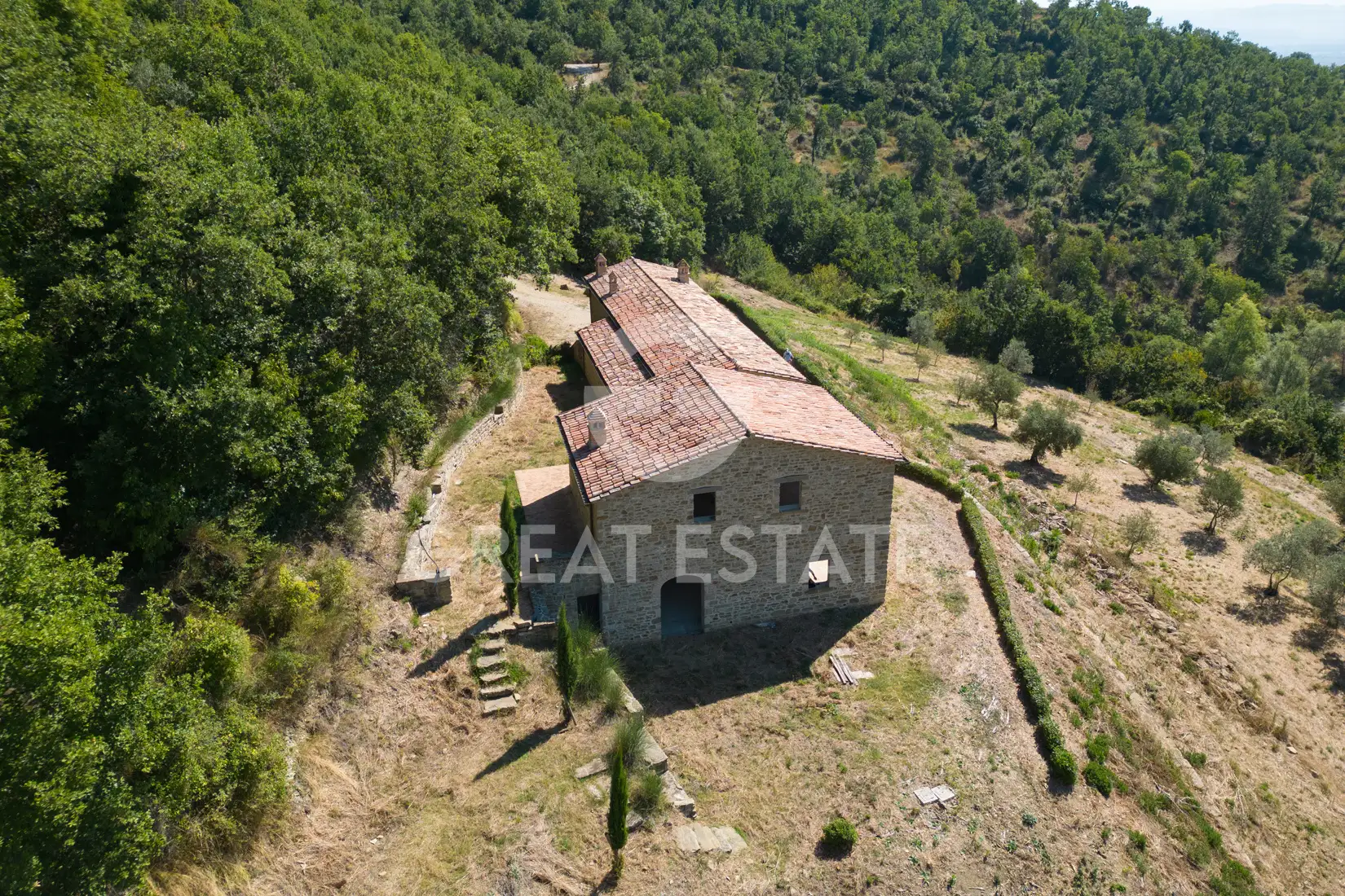 House 480m² in Italy, Perugia. Priced at 1900000€ rent photo-3