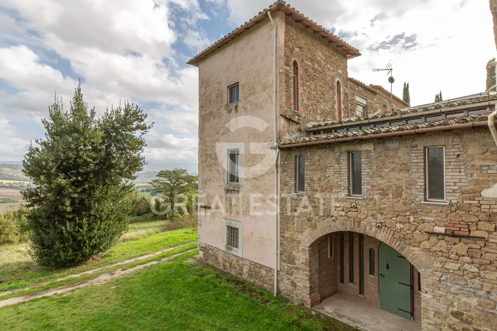 House 606m² in Italy, Viterbo. Priced at 995000€ rent photo-15