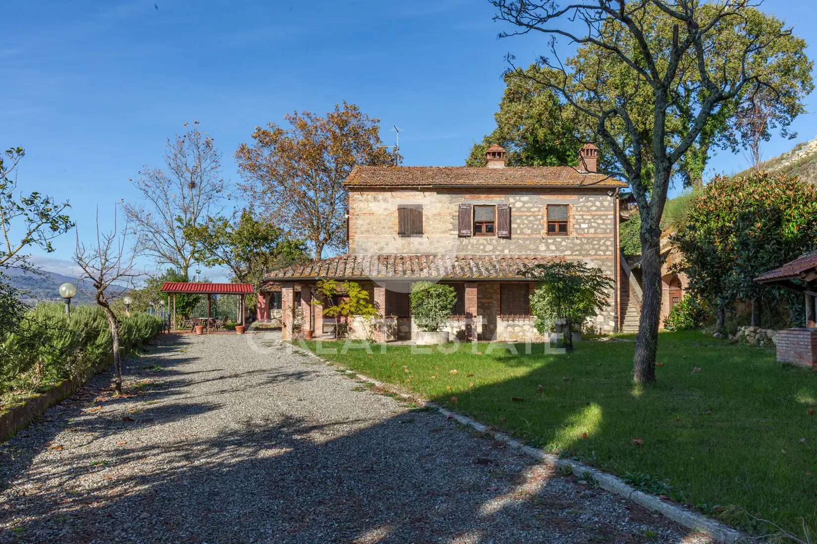 House 922m² in Italy, Siena. Priced at 850000€ rent photo-2