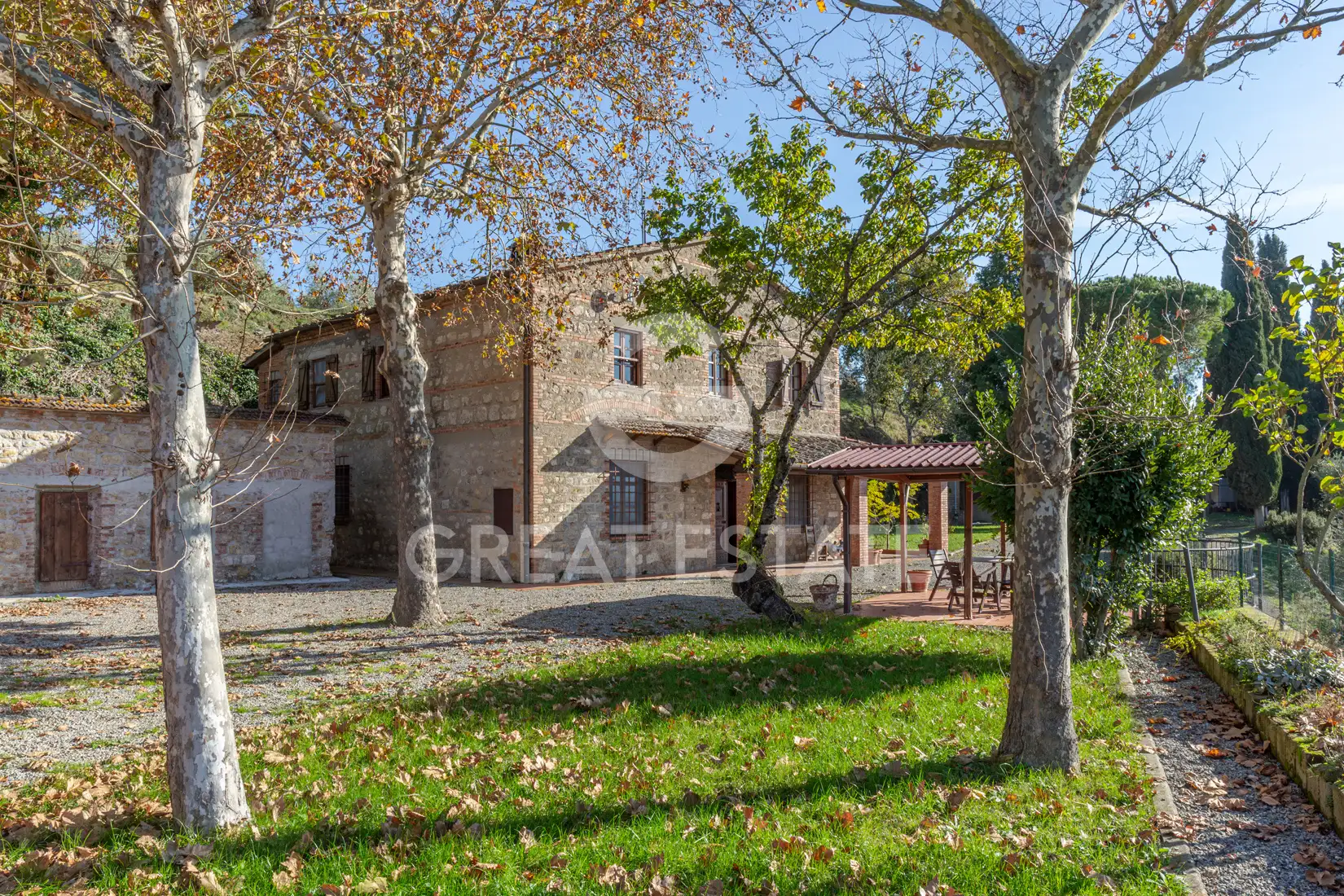 House 922m² in Italy, Siena. Priced at 850000€ rent photo-3