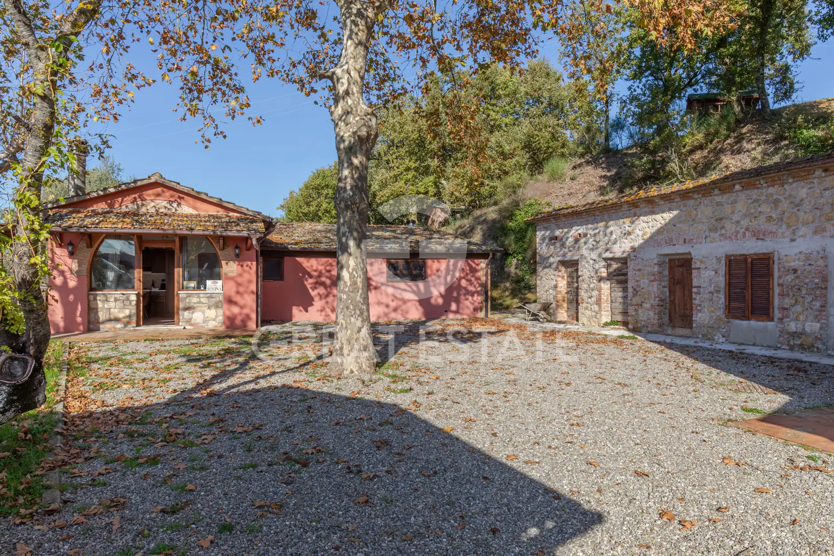 House 922m² in Italy, Siena. Priced at 850000€ rent photo-4
