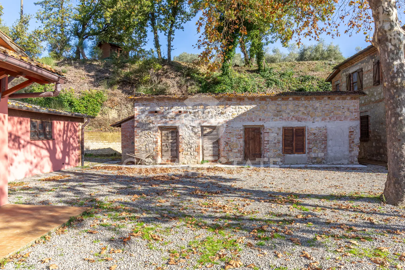 House 922m² in Italy, Siena. Priced at 850000€ rent photo-5