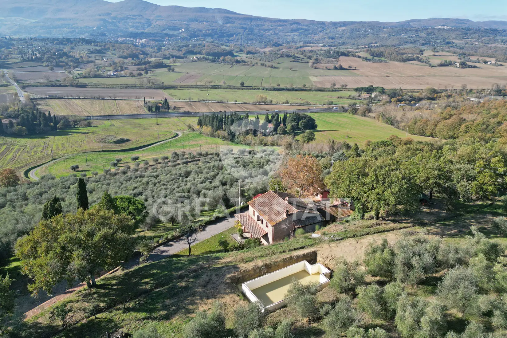 House 922m² in Italy, Siena. Priced at 850000€ rent photo-14