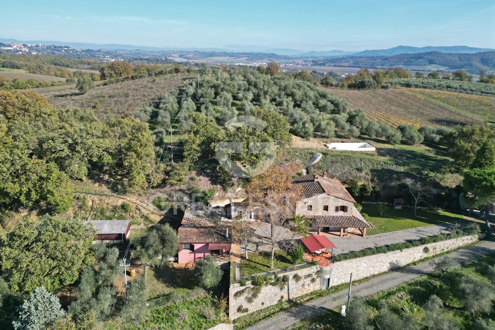 House 922m² in Italy, Siena. Priced at 850000€ rent photo-15