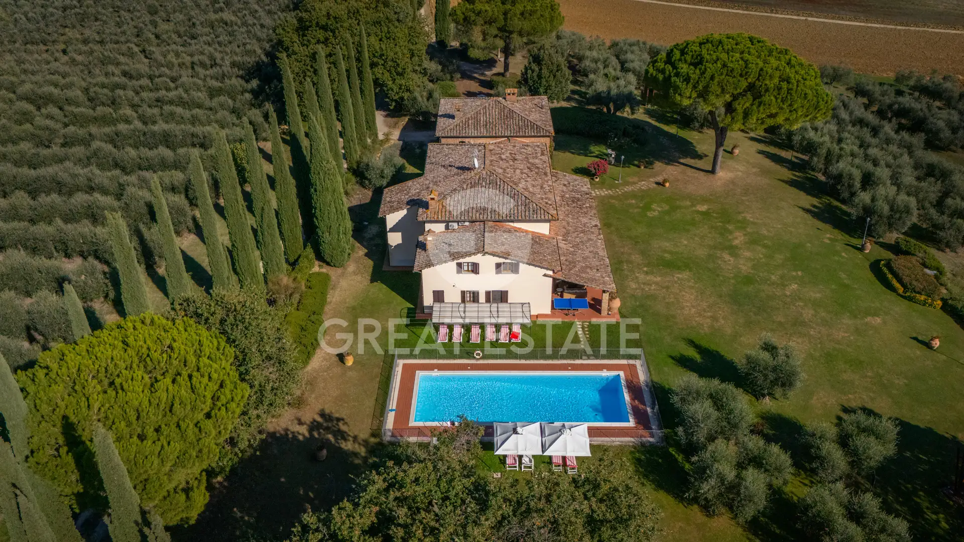 House 858m² in Italy, Perugia. Priced at 1950000€ rent photo-3