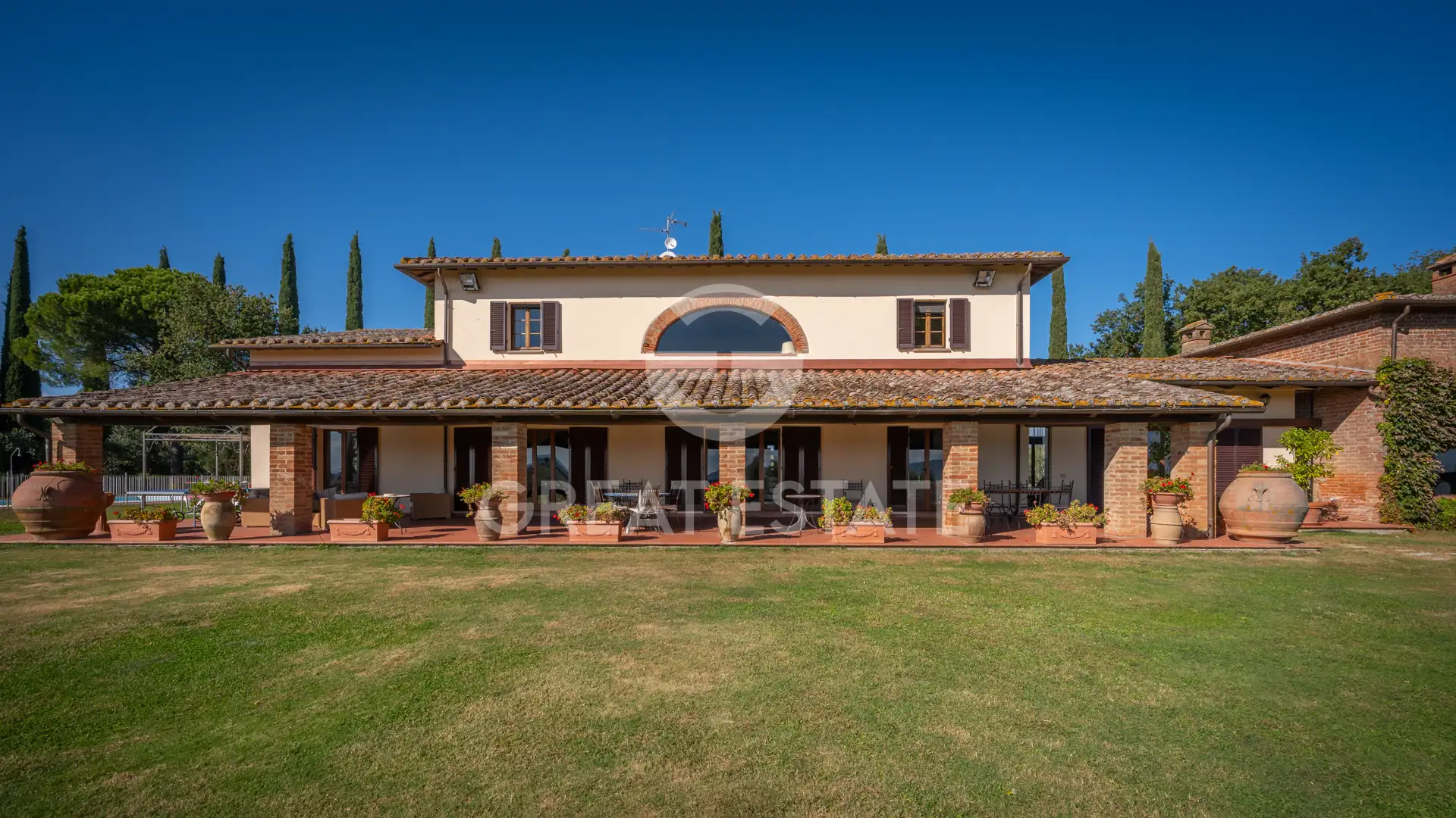 House 858m² in Italy, Perugia. Priced at 1950000€ rent photo-10