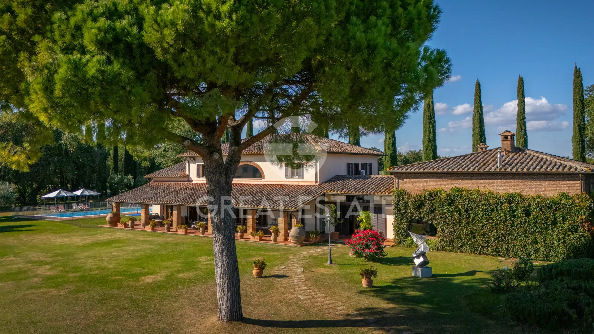 House 858m² in Italy, Perugia. Priced at 1950000€ rent photo-11