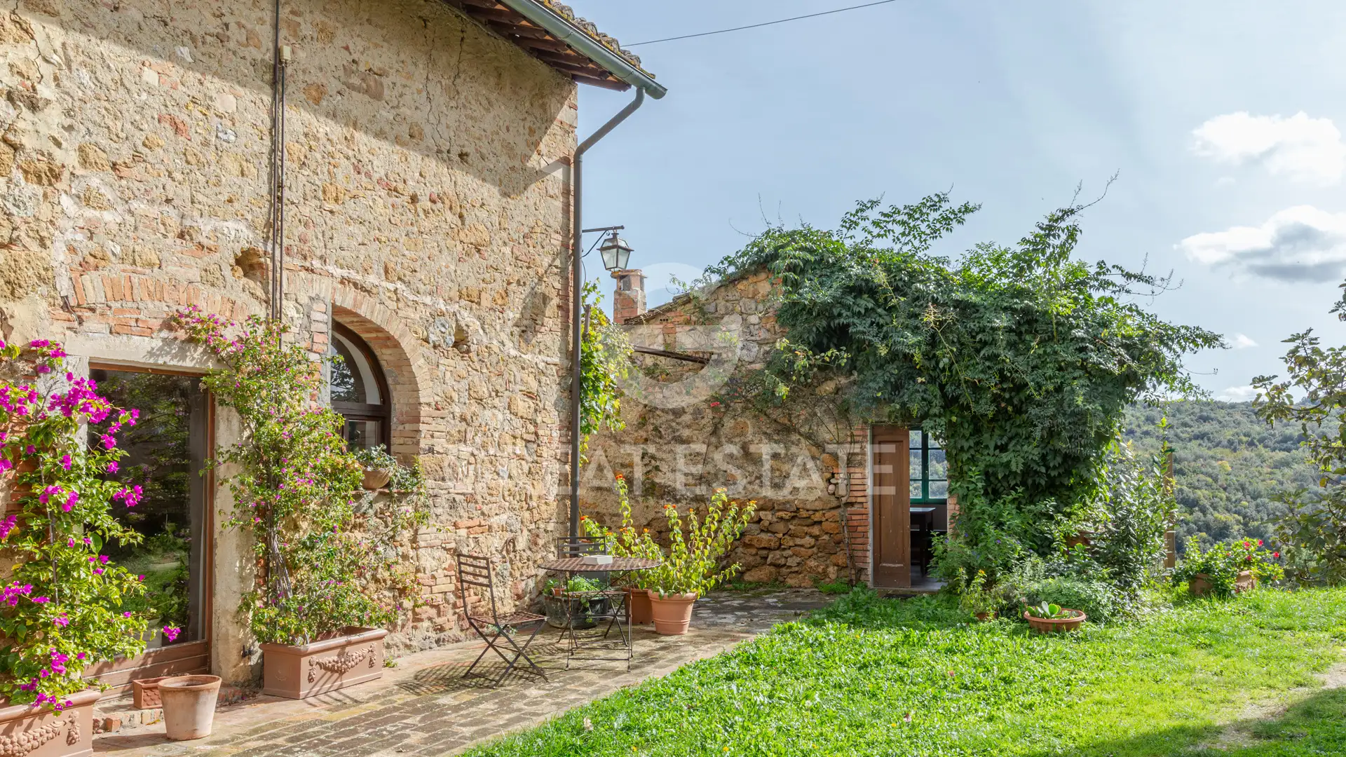 House 1484m² in Italy, Siena. Priced at 2750000€ rent photo-12