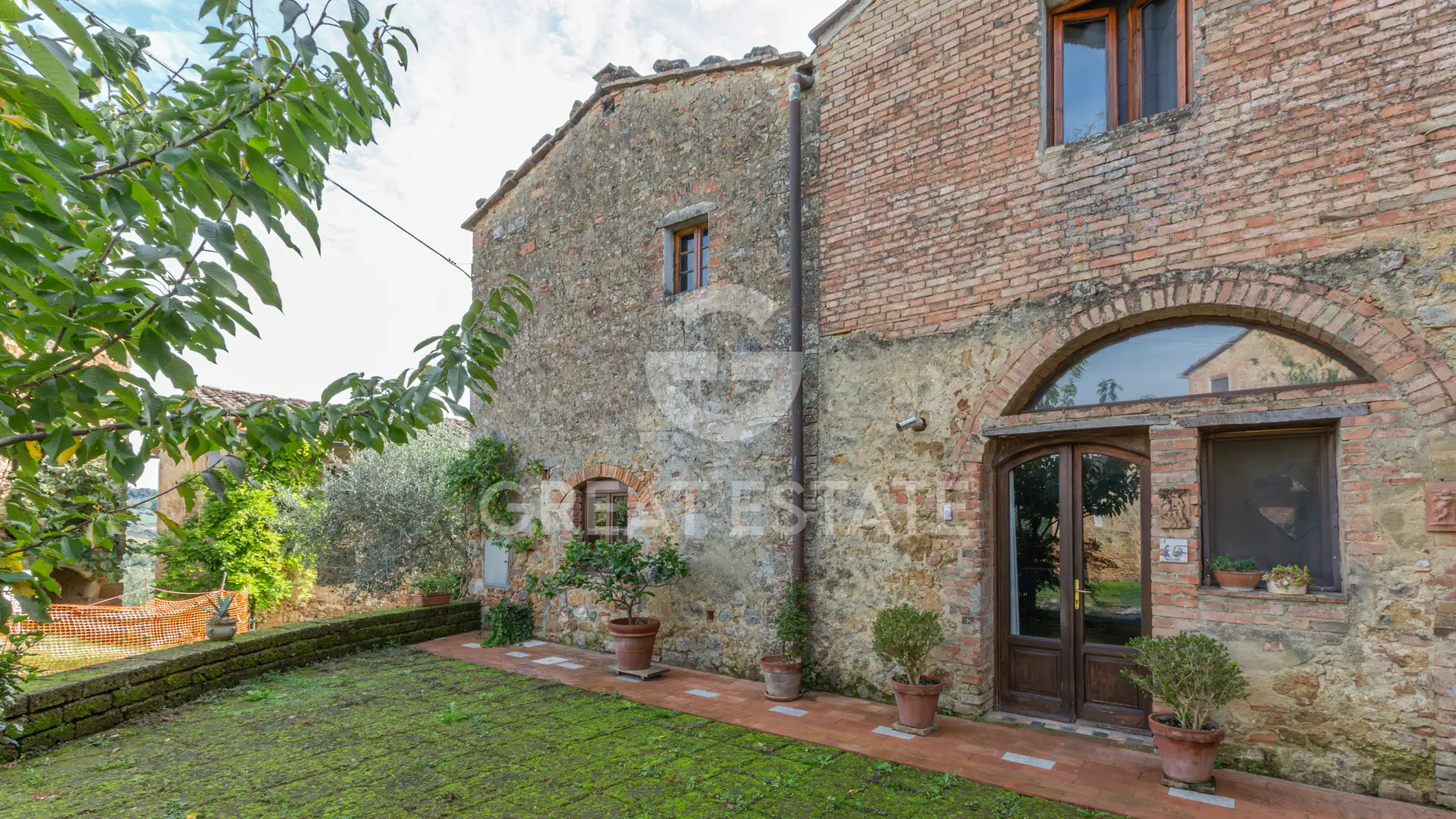 House 1484m² in Italy, Siena. Priced at 2750000€ rent photo-13