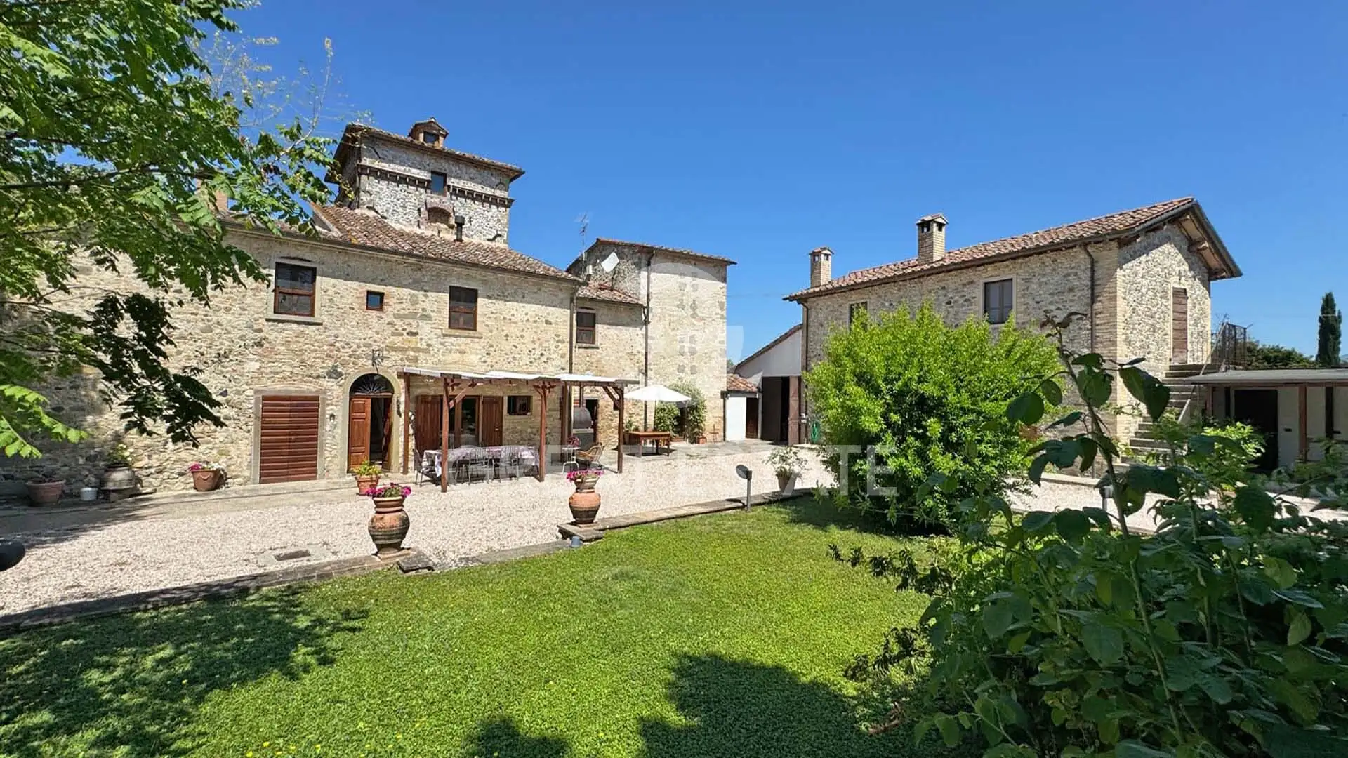 House 535m² in Italy, Arezzo. Priced at 1350000€ rent photo-10