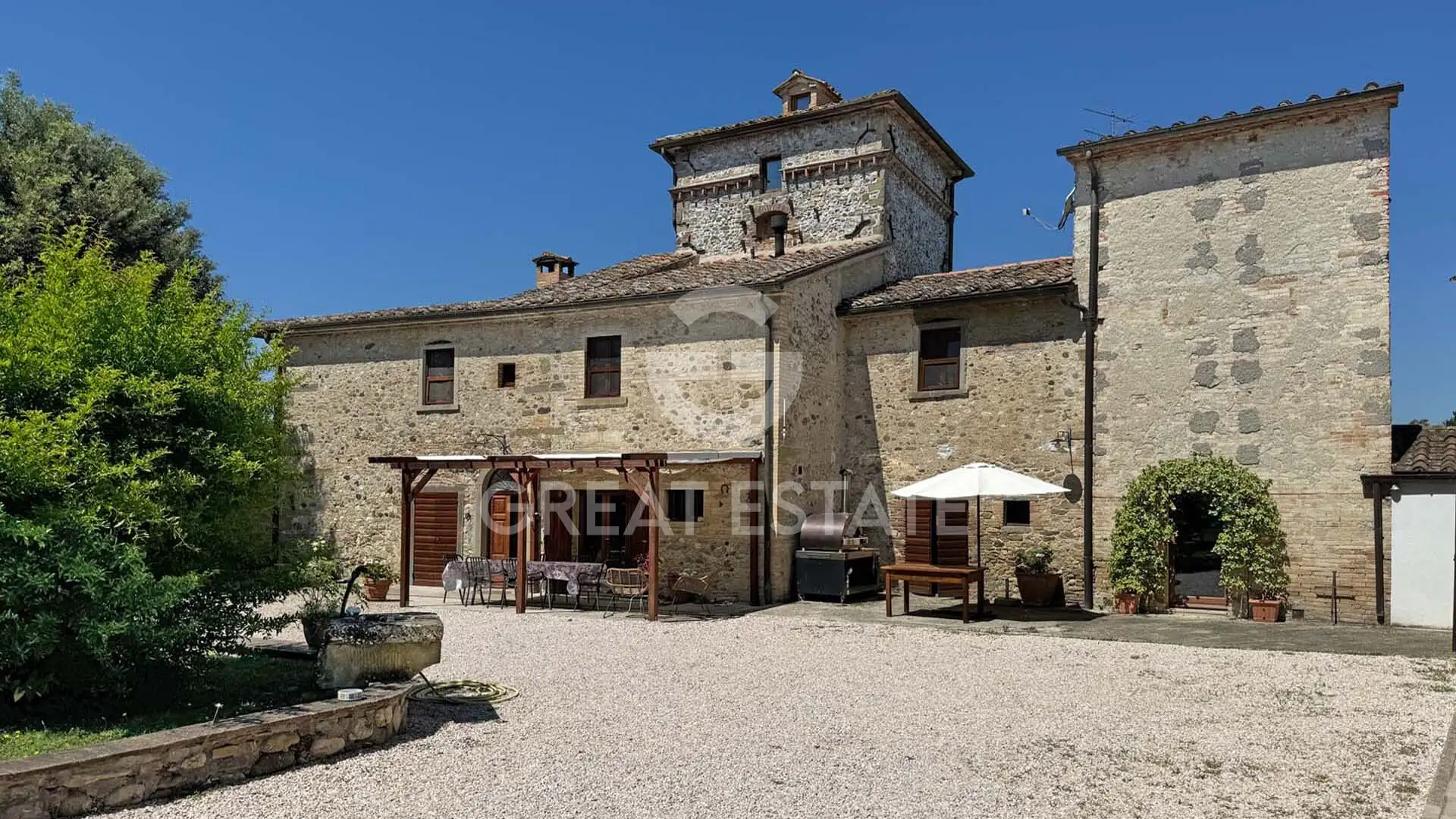 House 535m² in Italy, Arezzo. Priced at 1350000€ rent photo-14