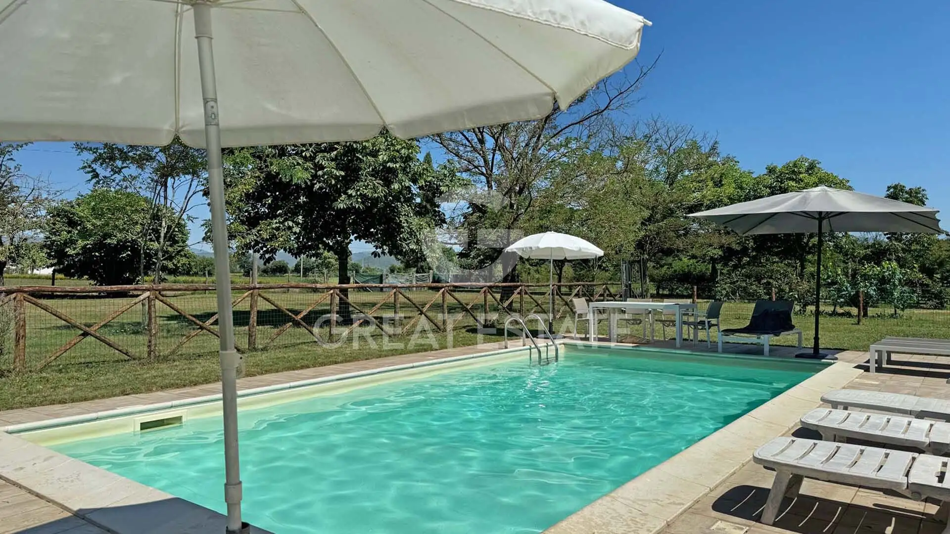 House 535m² in Italy, Arezzo. Priced at 1350000€ rent photo-6