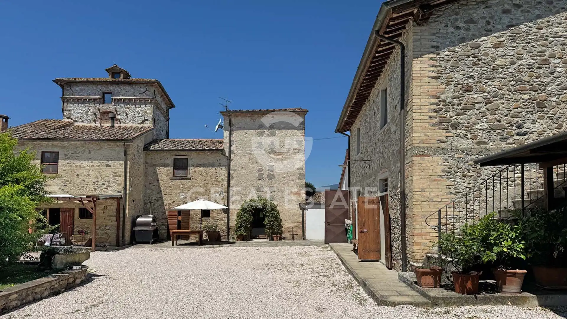 House 535m² in Italy, Arezzo. Priced at 1350000€ rent photo-7