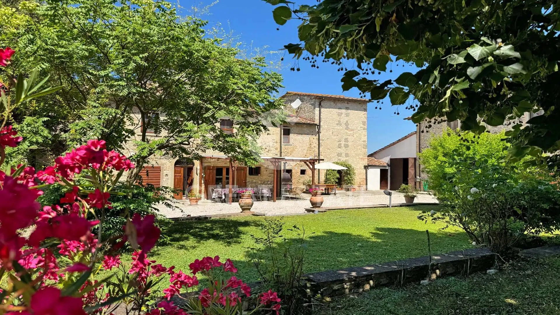 House 535m² in Italy, Arezzo. Priced at 1350000€ rent photo-2