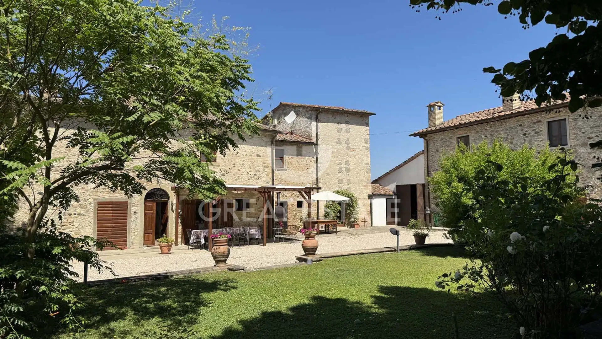 House 535m² in Italy, Arezzo. Priced at 1350000€ rent photo-15