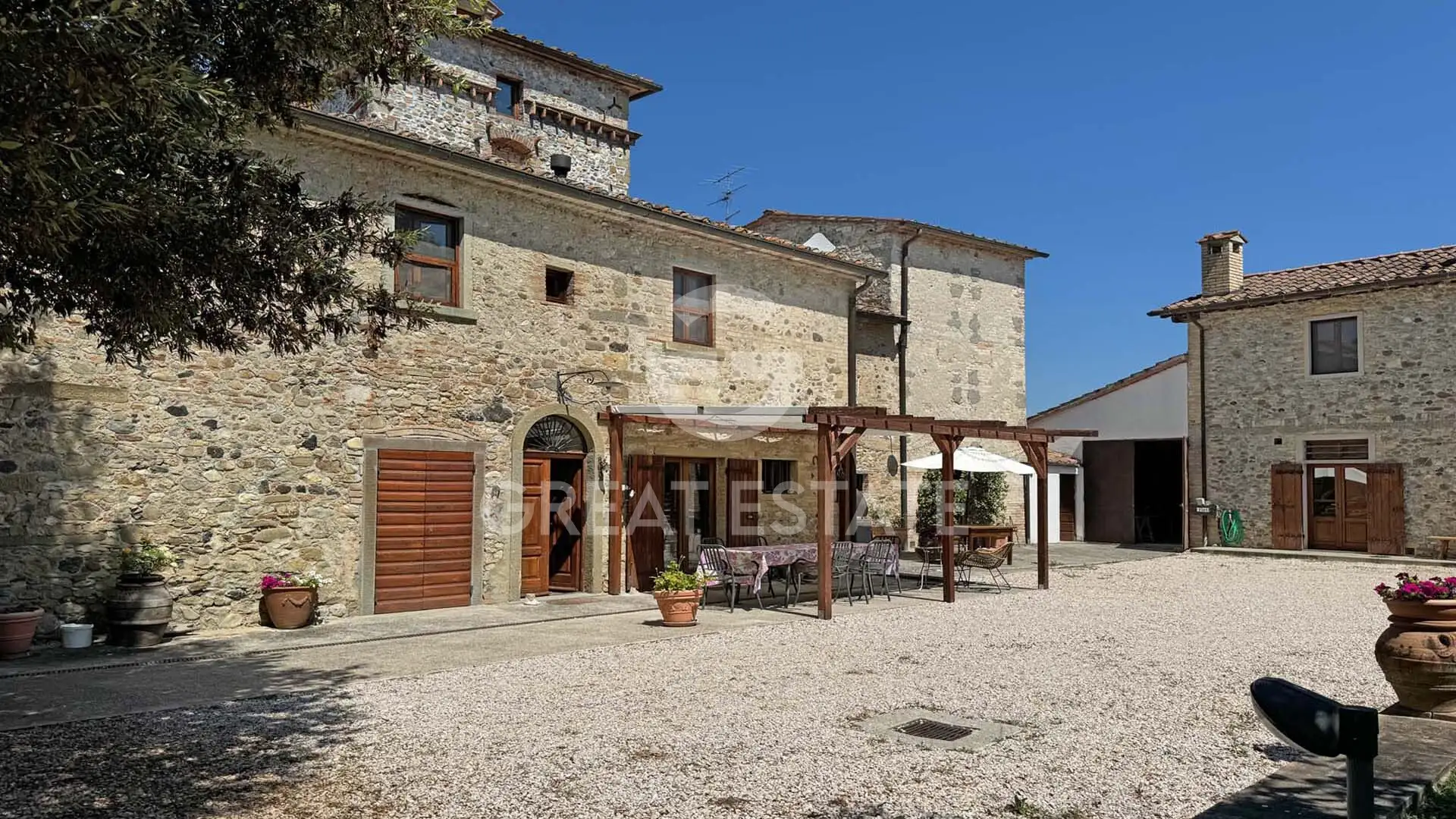 House 535m² in Italy, Arezzo. Priced at 1350000€ rent photo-4