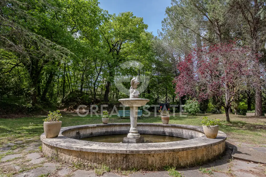 House 654m² in Italy, Siena. Priced at 650000€ rent photo-12