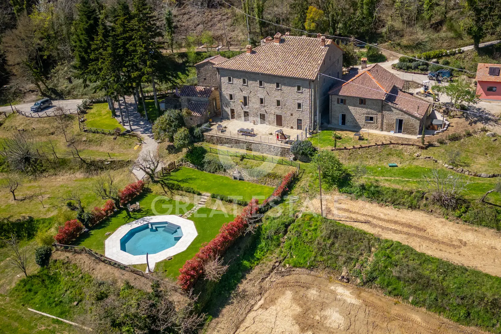 House 1704m² in Italy, Arezzo. Priced at 1690000€ rent photo-2