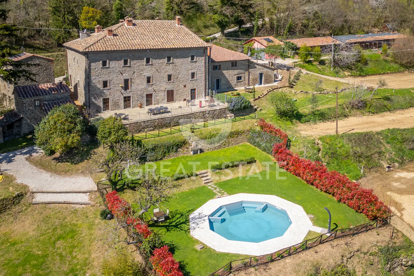 House 1704m² in Italy, Arezzo. Priced at 1690000€ rent photo-4