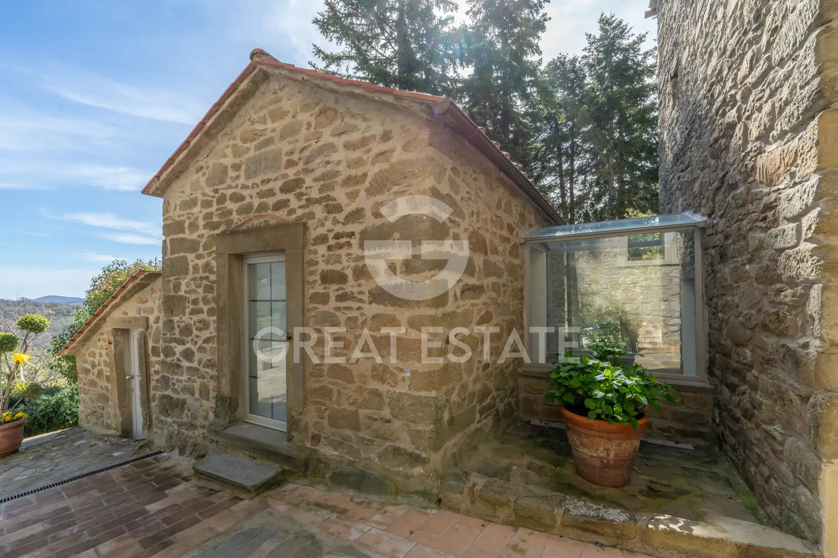 House 1704m² in Italy, Arezzo. Priced at 1690000€ rent photo-9
