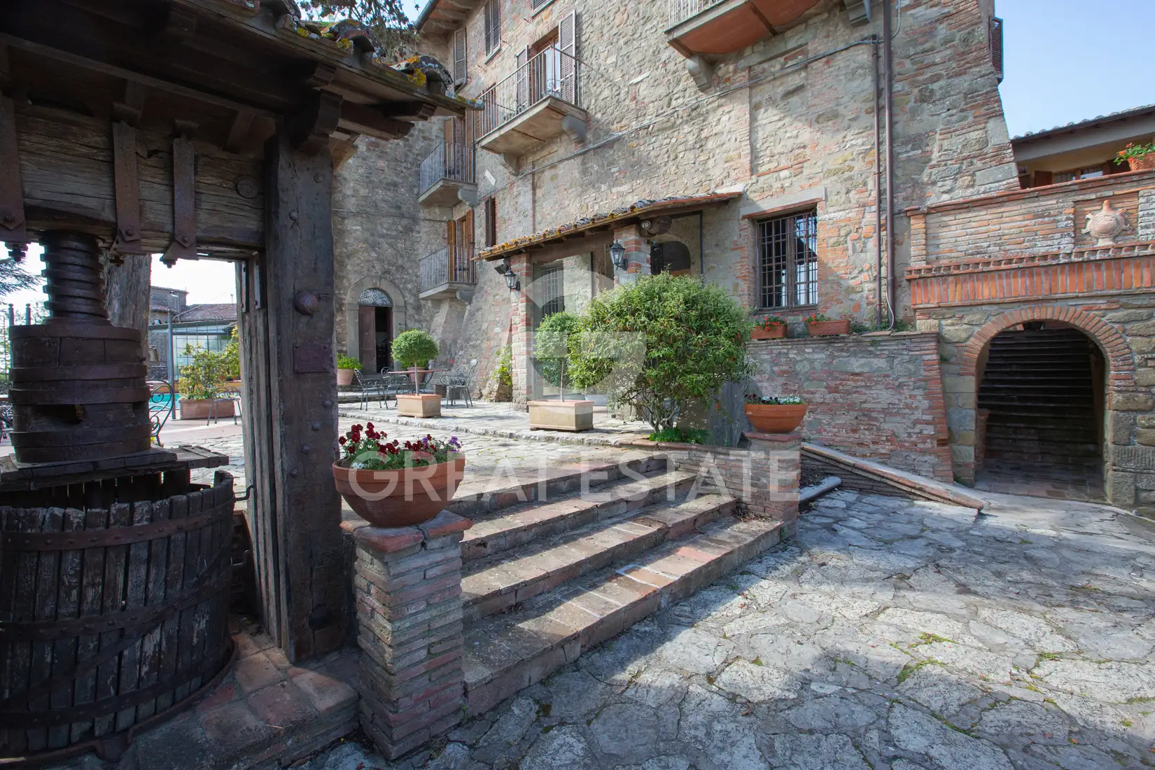 House 1500m² in Italy, Perugia. Priced at 1700000€ rent photo-2