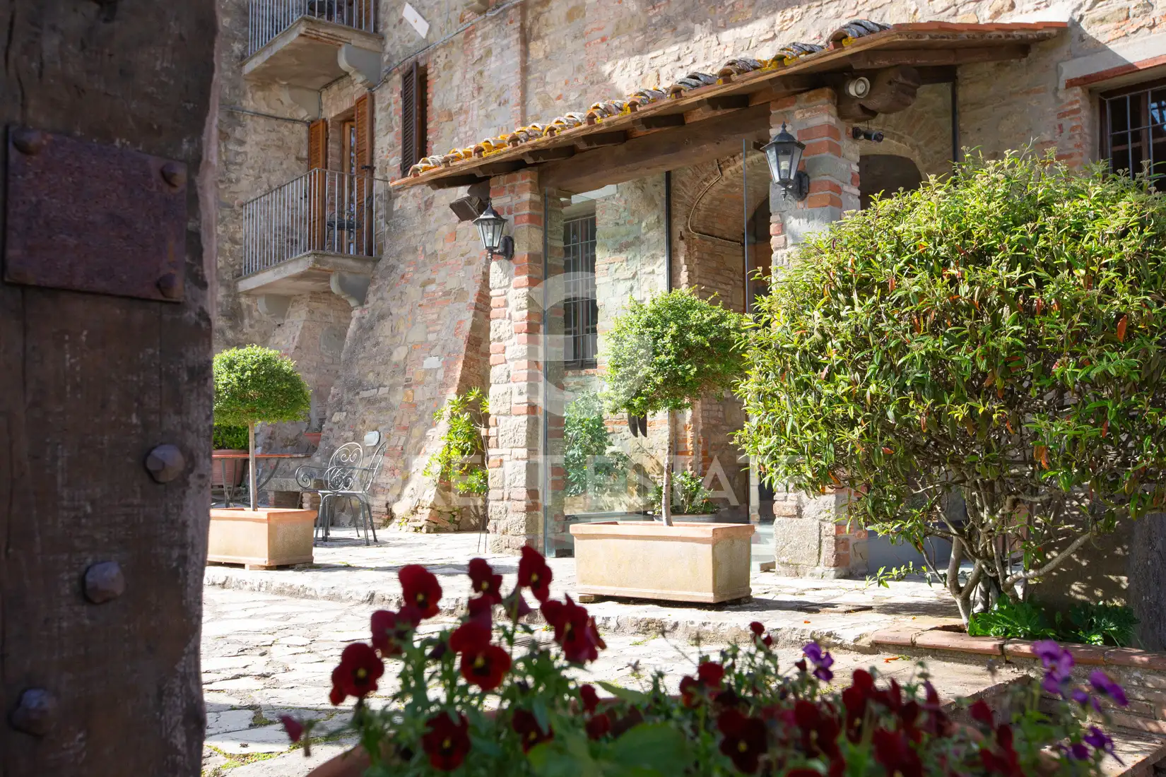 House 1500m² in Italy, Perugia. Priced at 1700000€ rent photo-4