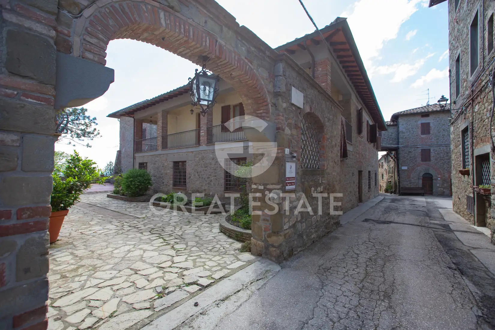 House 1500m² in Italy, Perugia. Priced at 1700000€ rent photo-3