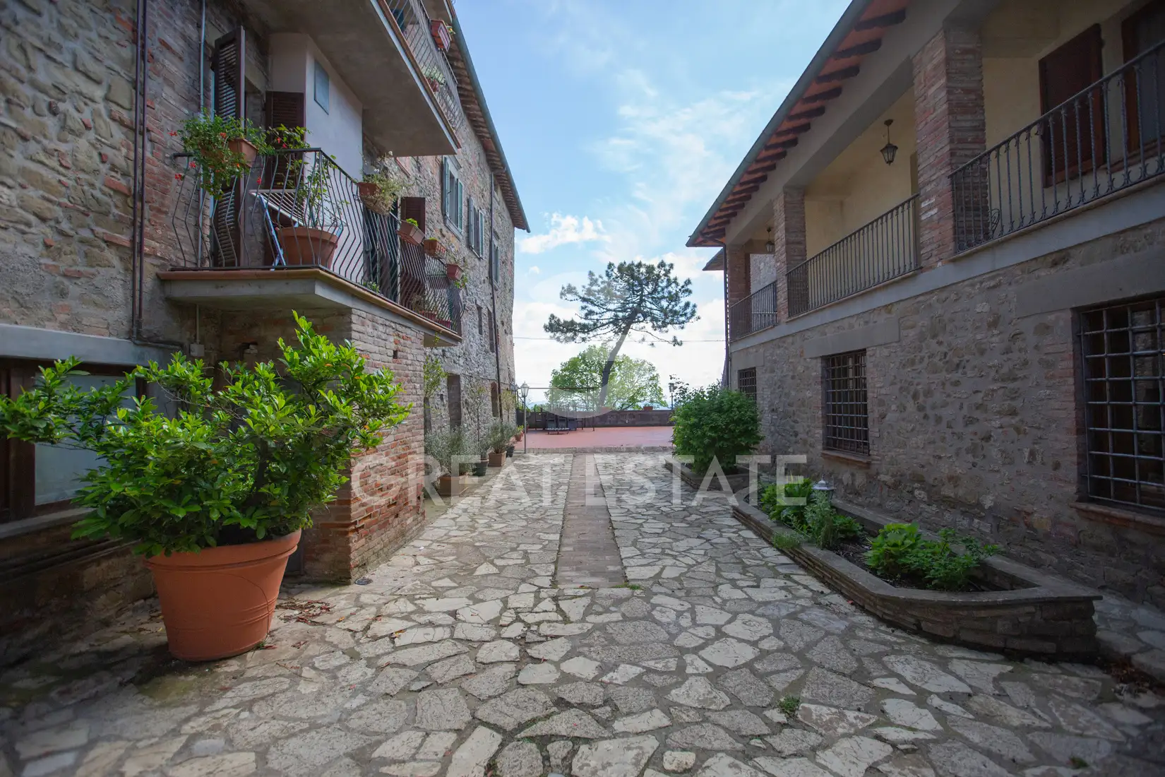 House 1500m² in Italy, Perugia. Priced at 1700000€ rent photo-9