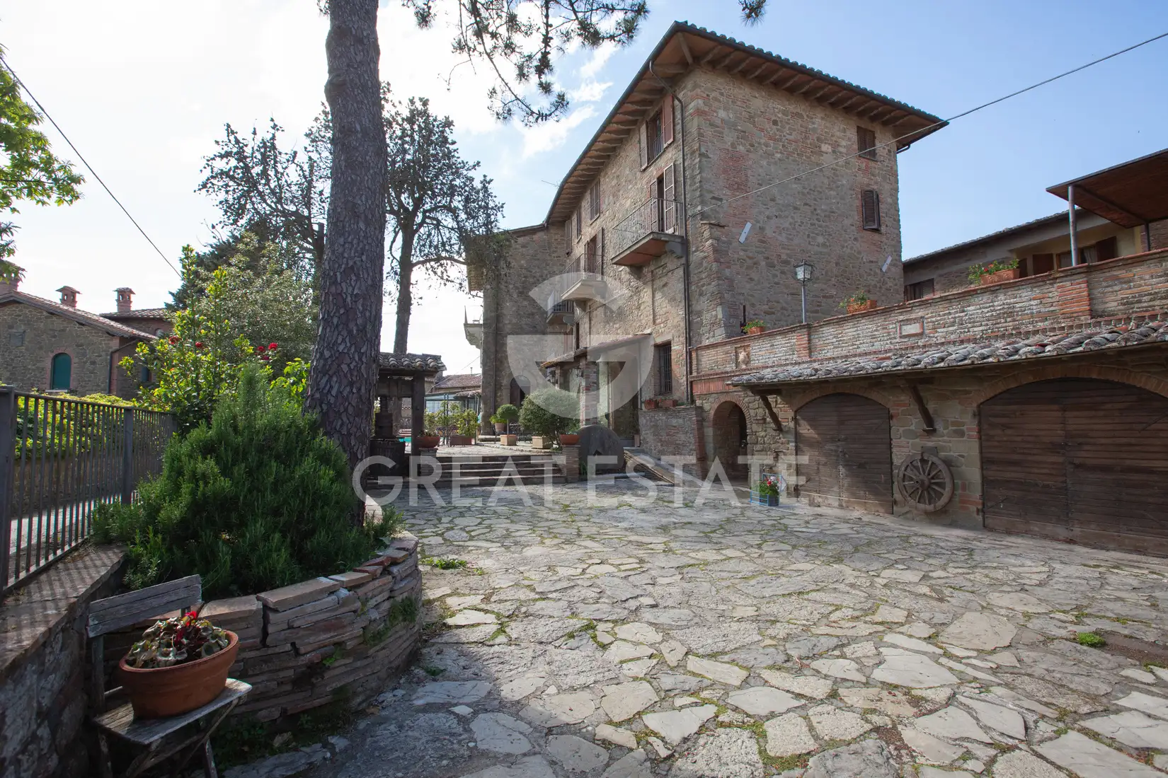 House 1500m² in Italy, Perugia. Priced at 1700000€ rent photo-1