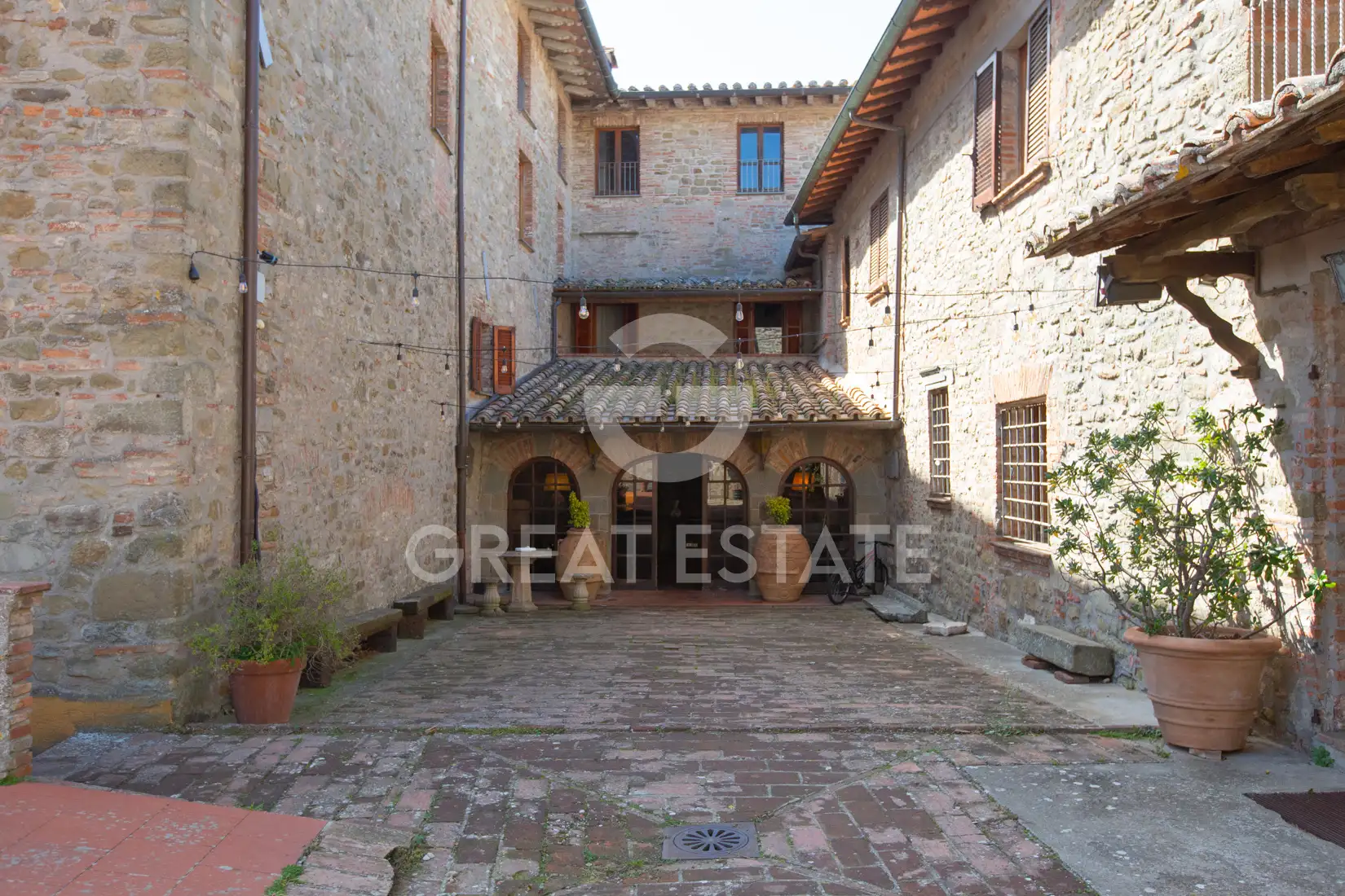 House 1500m² in Italy, Perugia. Priced at 1700000€ rent photo-8
