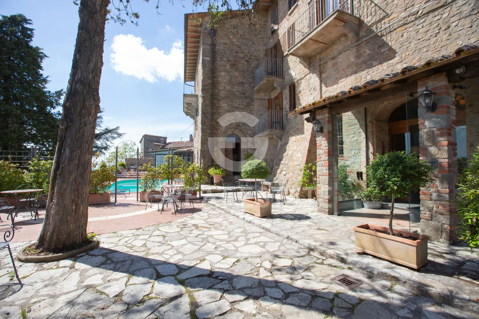 House 1500m² in Italy, Perugia. Priced at 1700000€ rent photo-12