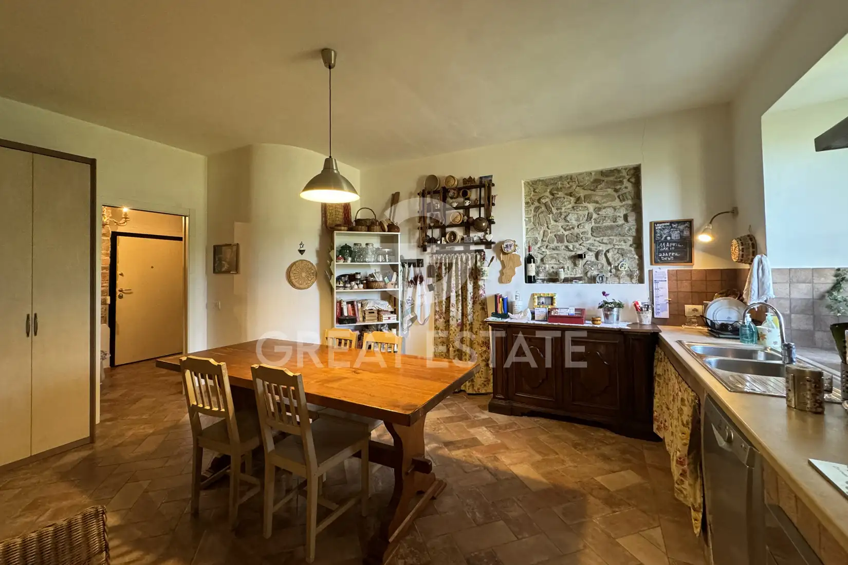 House 424m² in Italy, Arezzo. Priced at 530000€ rent photo-13