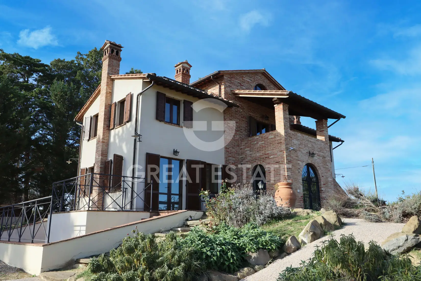 House 1371m² in Italy, Perugia. Priced at 2200000€ rent photo-1