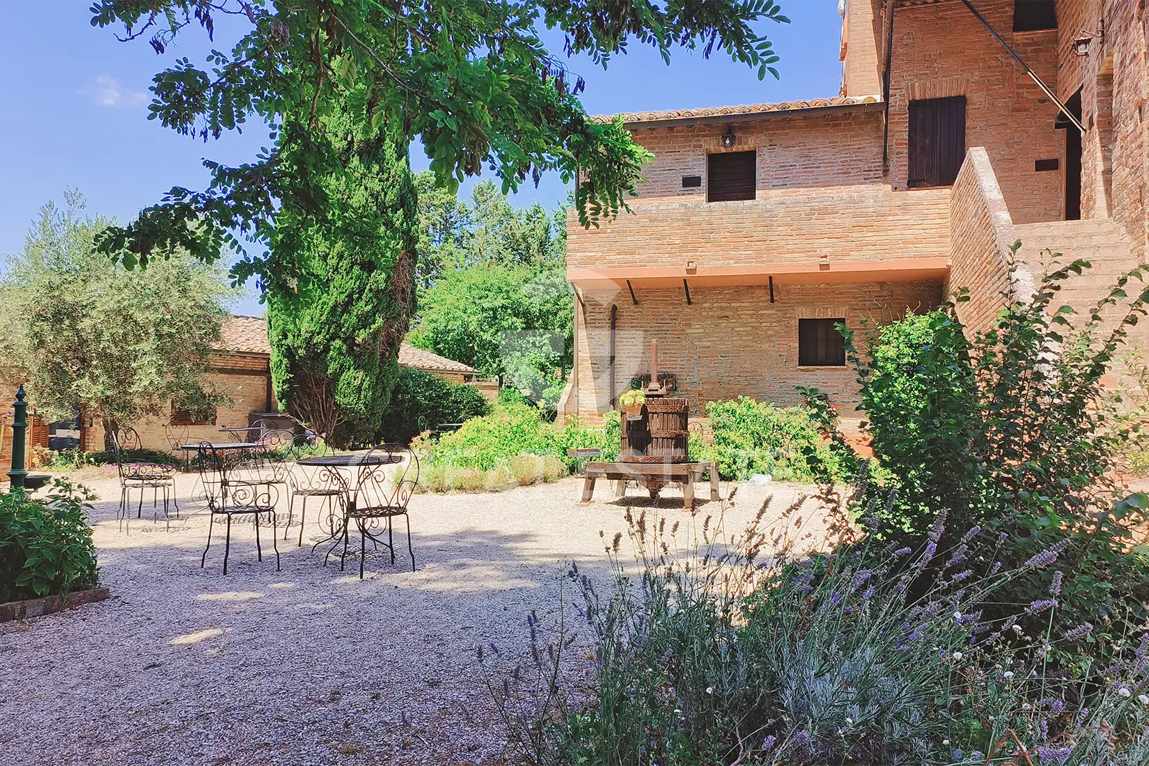 House 1371m² in Italy, Perugia. Priced at 2200000€ rent photo-2
