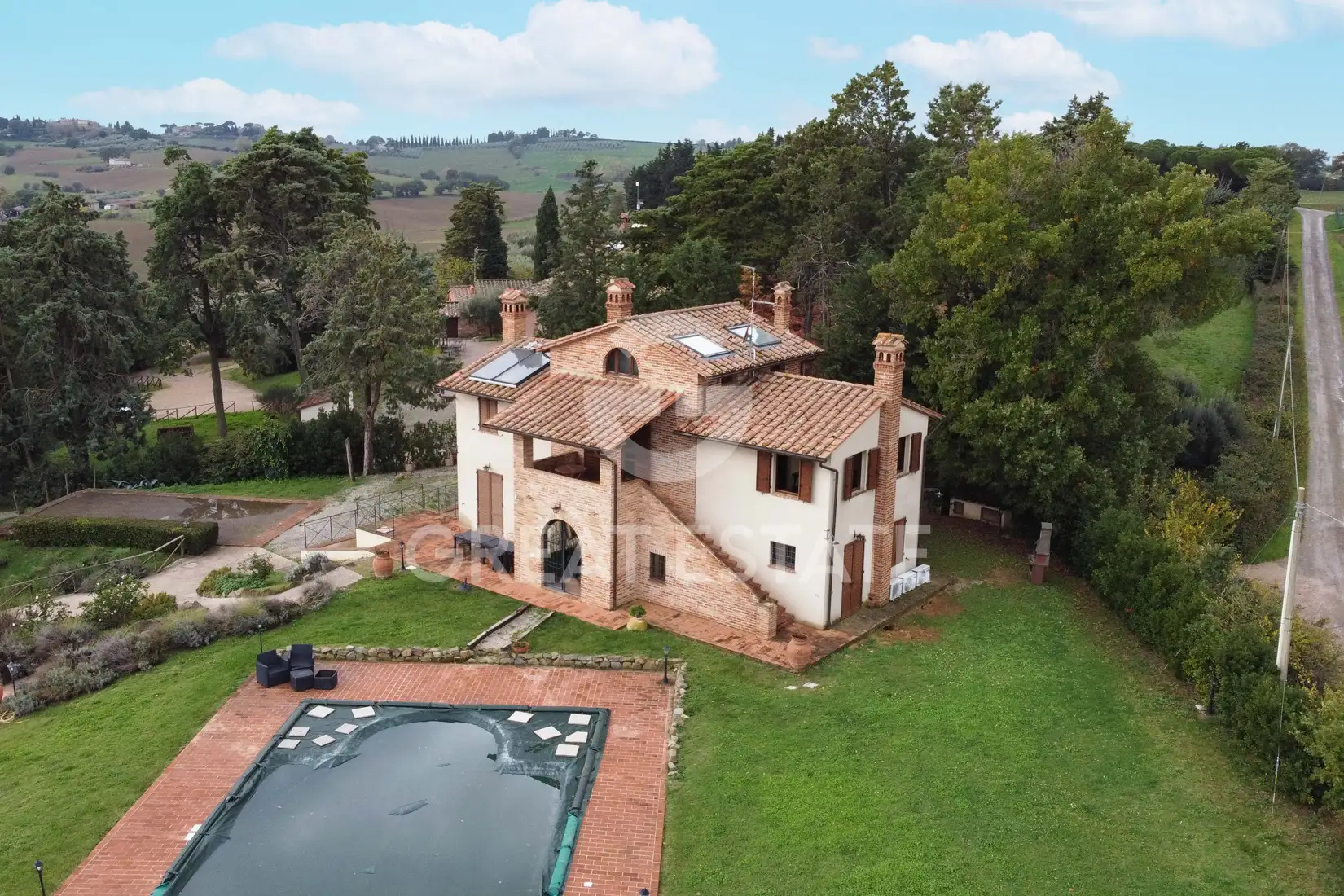 House 1371m² in Italy, Perugia. Priced at 2200000€ rent photo-3