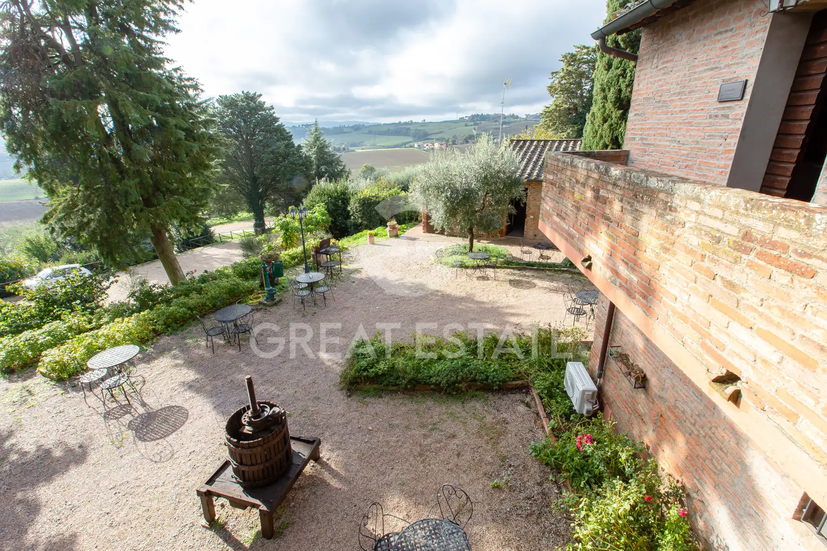 House 1371m² in Italy, Perugia. Priced at 2340000€ rent photo-9